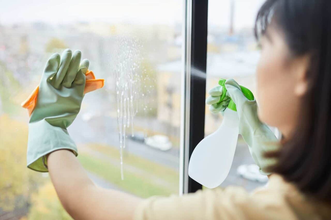 Detergente per vetri fatto in casa: 4 ricette facili da fare in casa