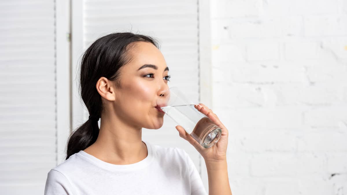 Ci hanno sempre detto che per idratare il nostro corpo dobbiamo bere 2 litri di acqua al giorno. Ma ecco cosa dice un nuovo studio