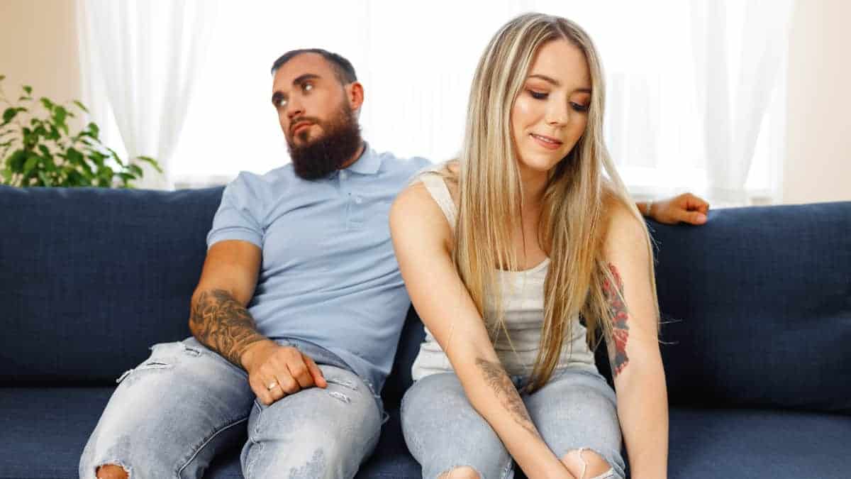 I segni zodiacali che si stancano subito in amore. Ne fai parte?  --- (Fonte immagine: https://www.chenotizia.net/wp-content/uploads/2023/03/bored-couple-sitting-together-on-sofa-and-looking-2021-09-02-08-44-01-utc.jpg)