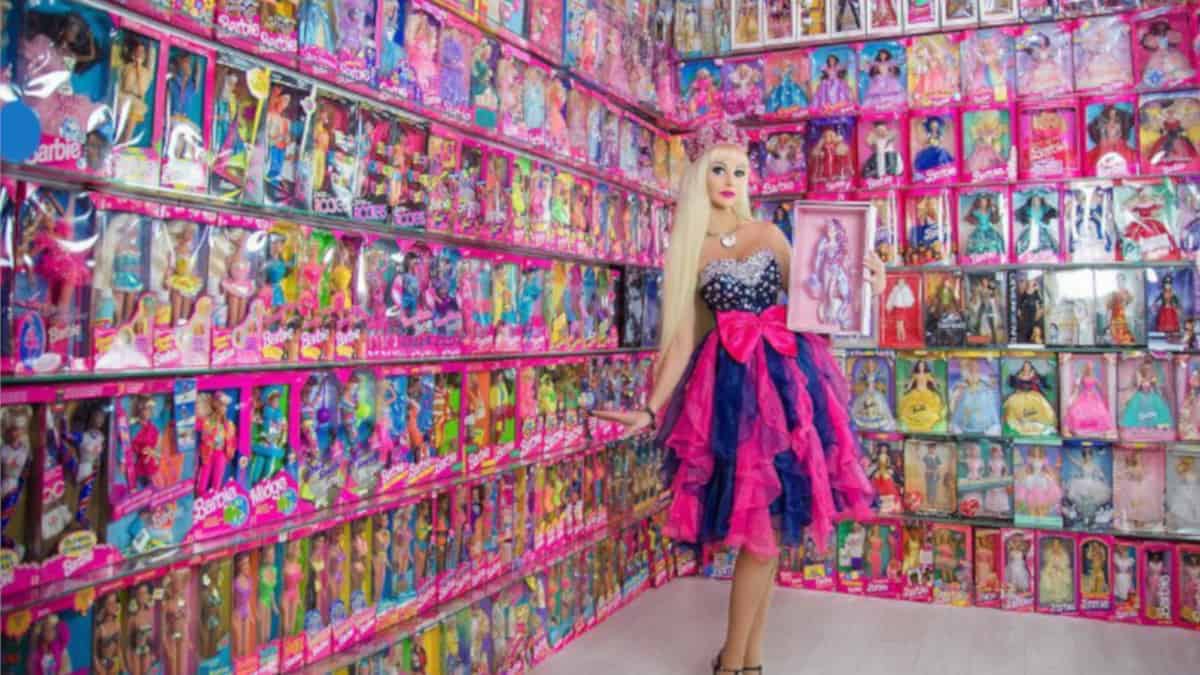 La più grande fan delle Barbie in Russia: ha 12mila bambole e vuole recitare in un film tutto suo 