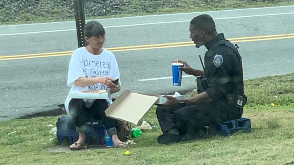 Un poliziotto condivide una pizza con una donna senza fissa dimora: l