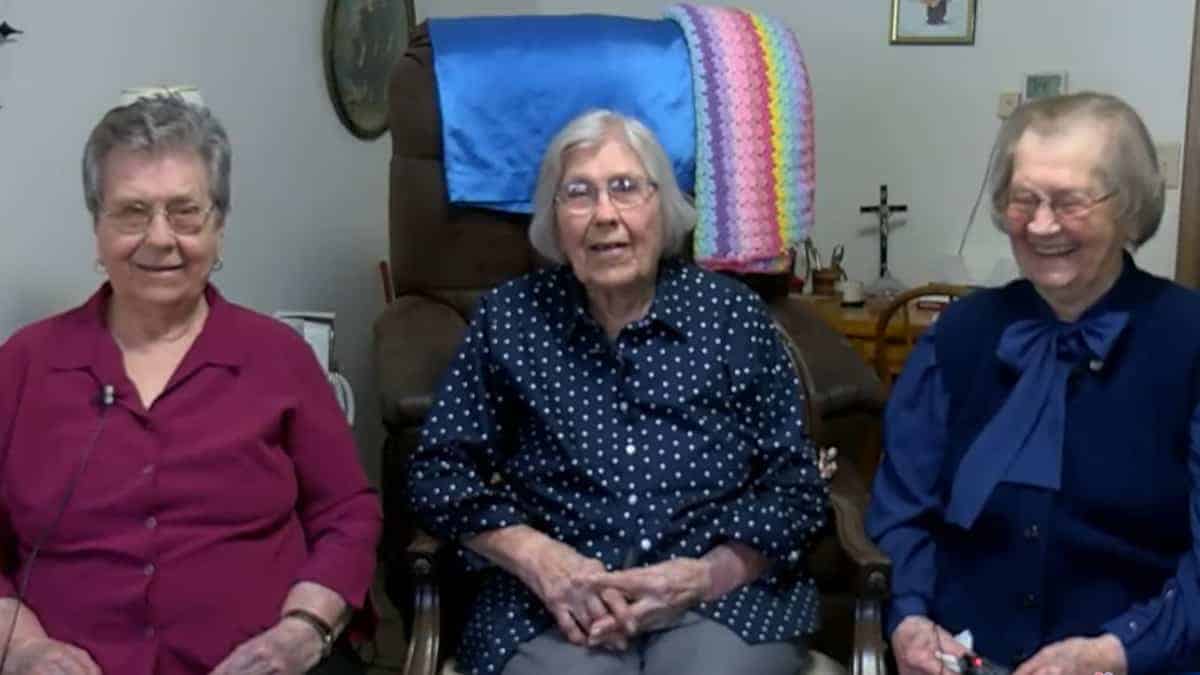 Questa donna compie 100 anni e festeggia insieme alle sue sorelle di 102 e 104 anni  --- (Fonte immagine: https://www.chenotizia.net/wp-content/uploads/2023/10/centenaria1.jpg)