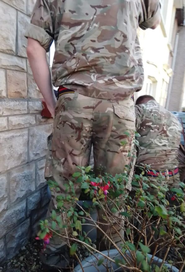 Una coppia britannica scambia una bomba inesplosa per un ornamento da giardino.