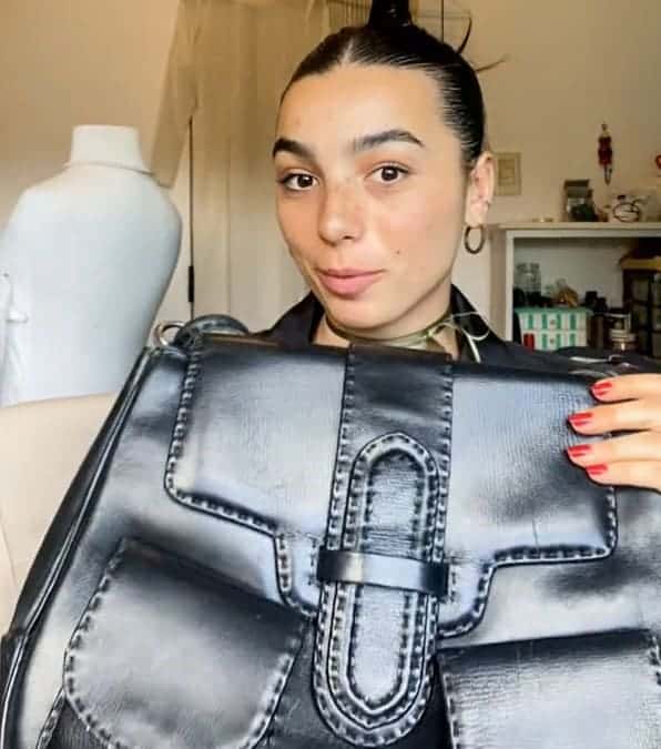 Ragazza trova un tesoro dentro una borsa usata