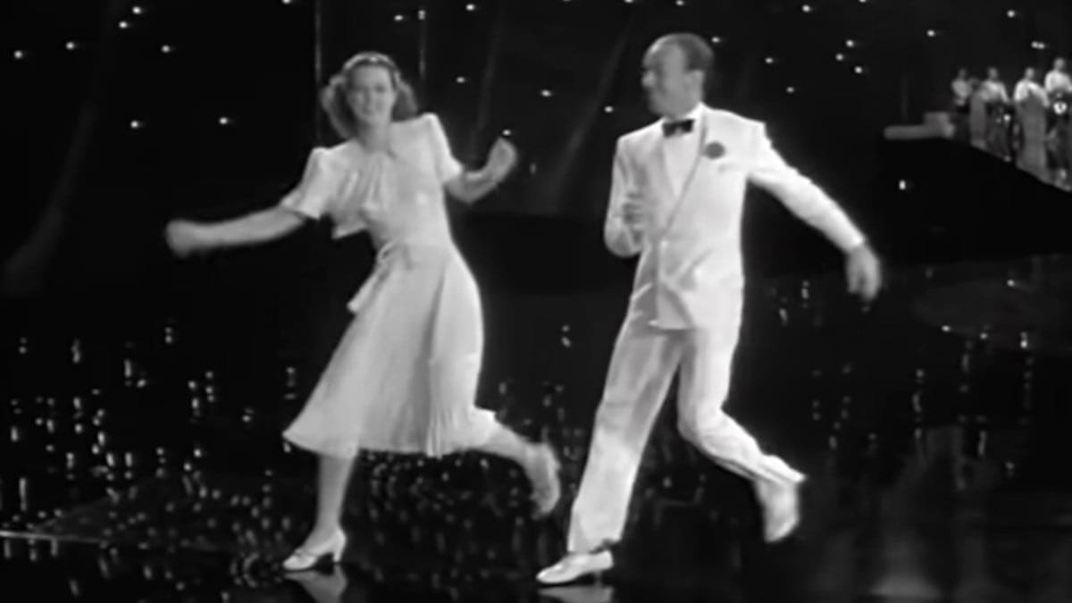 canzone moderna viene ballata da vecchie star del cinema