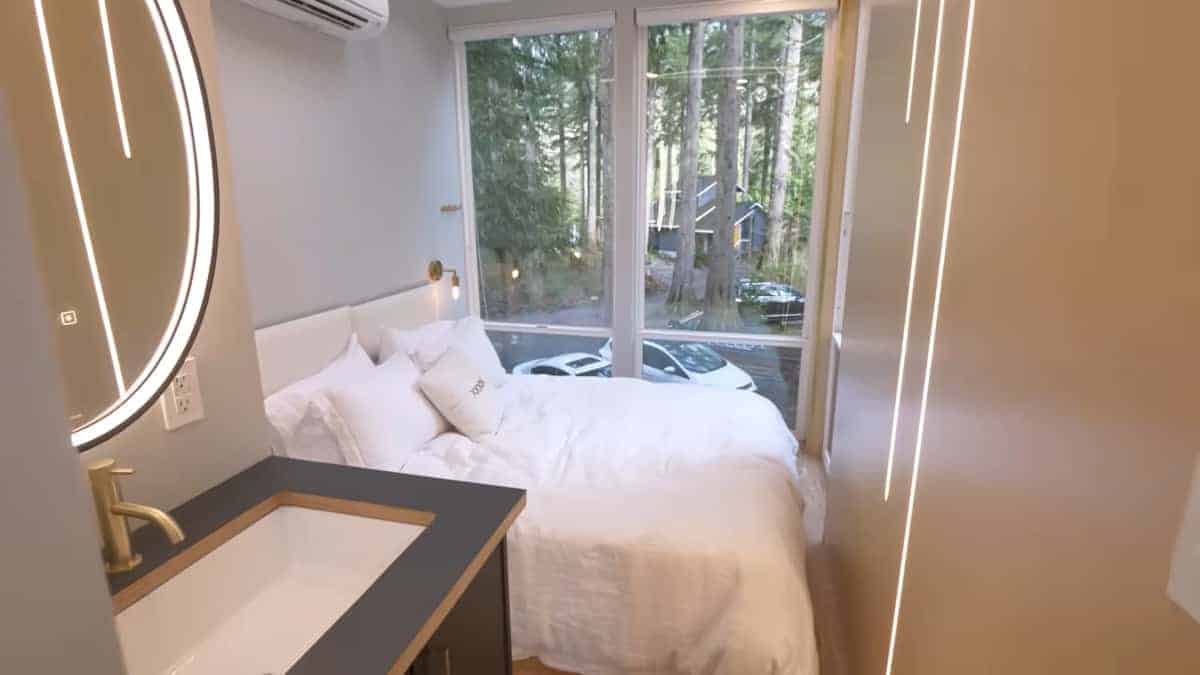 Un uomo costruisce una casa ecologica di lusso con i container