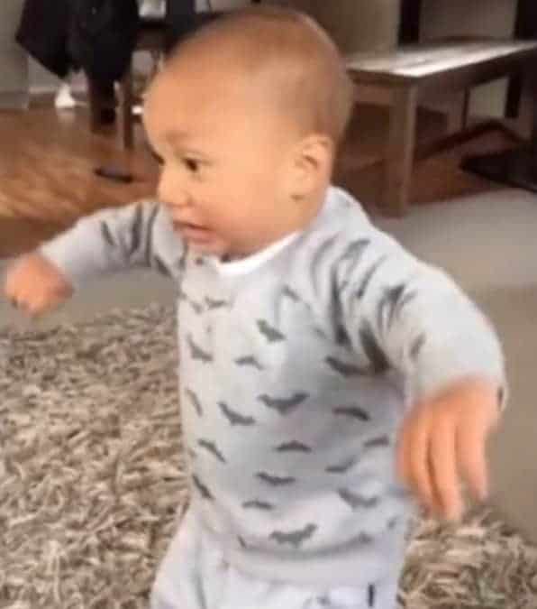 Un bambino esegue con orgoglio l'Haka la danza Maori