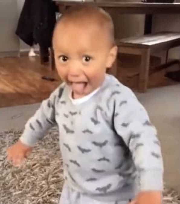 Un bambino esegue con orgoglio l'Haka la danza Maori