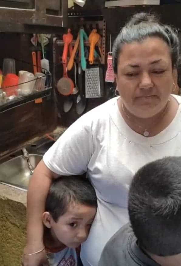 Un bambino vende la sua palla per aiutare sua madre disoccupata