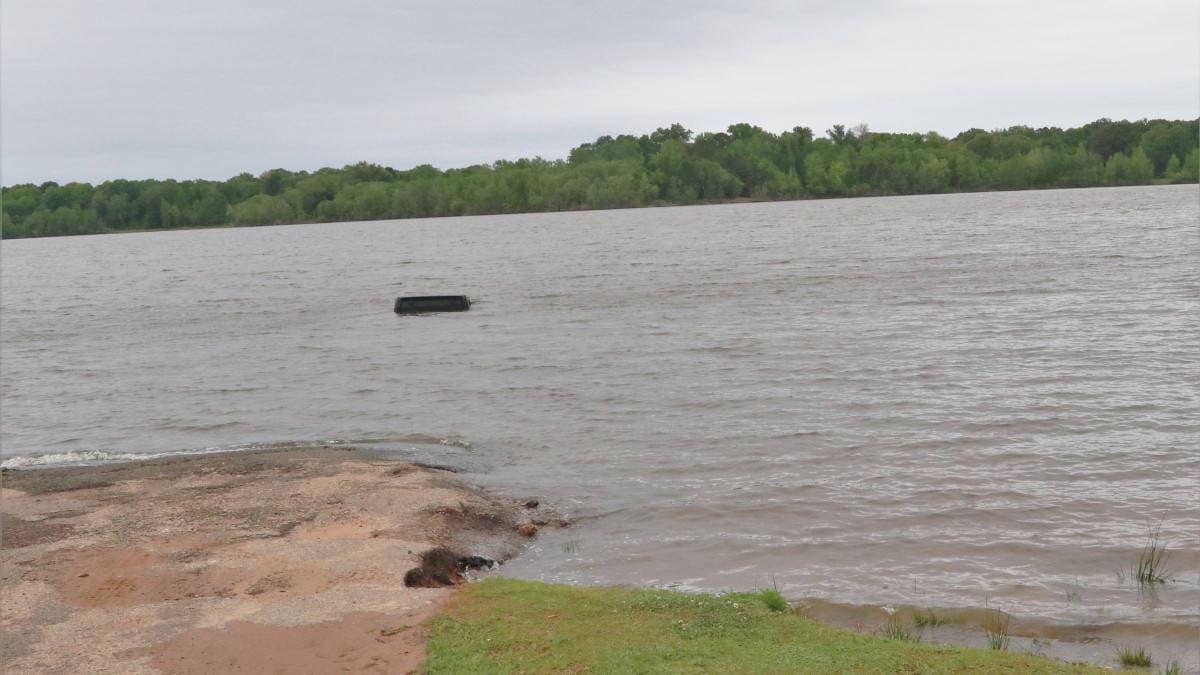 Pescatori salvano una donna che era finita con la sua Jeep Wrangler in un lago del Texas.