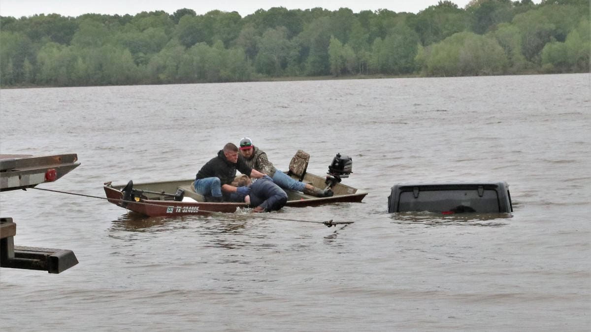 Donna intrappolata in un lago dentro una Jeep Wrangler viene salvata da dei pescatori
