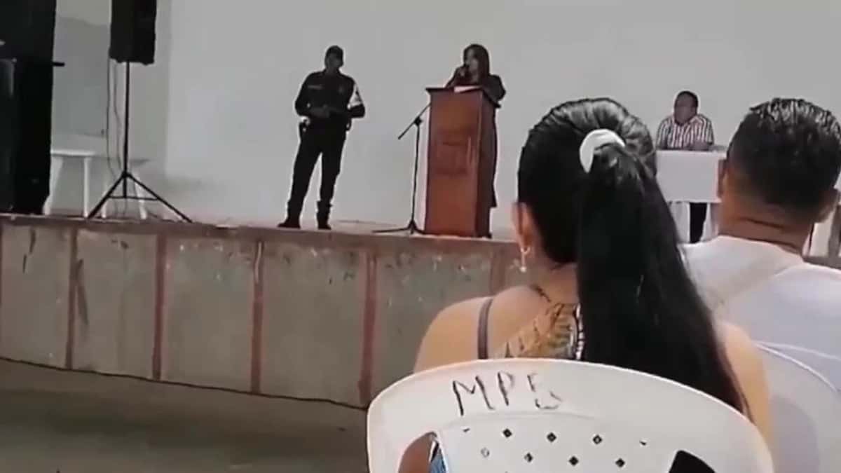 “Se non ti piace cerca un'altra scuola!”: il discorso di una preside che vieta cellulari e piercing