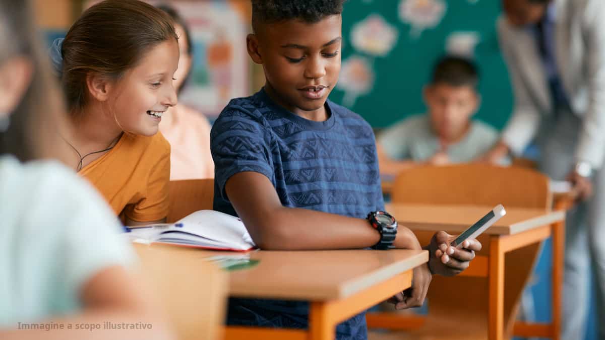 Il preside vieta cellulari, piercing e coppie a scuola: “Se non ti piace cerca un'altra scuola”