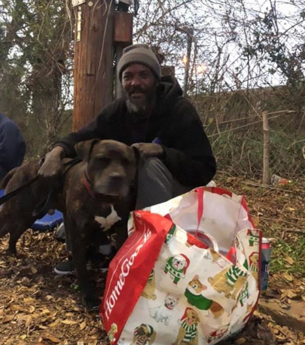 Senzatetto rischia la vita entrando in un rifugio in fiamme per salvare gli animali