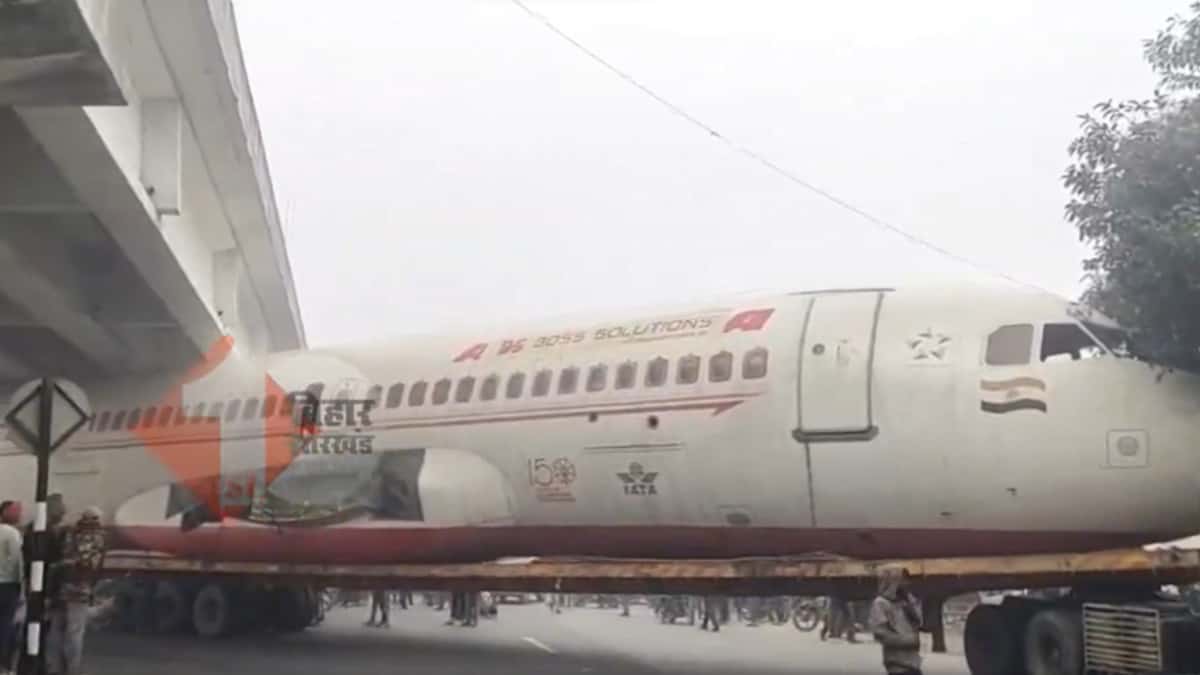 India, aereo rimane bloccato sotto un ponte