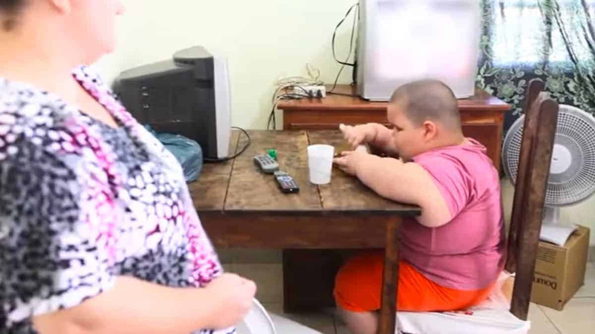 bimbo di 5 anni non smette di mangiare pesa quanto un adulto