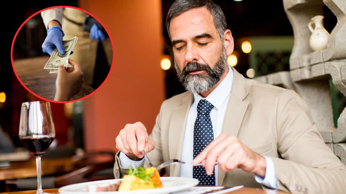 cameriere dimostra la sua onestà verso un cliente cieco che gli da' il suo portafoglio