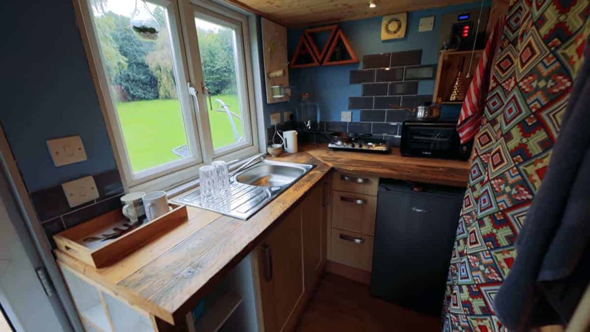 Un giovane costruisce la sua Mini-Casa con appena 7.000 sterline