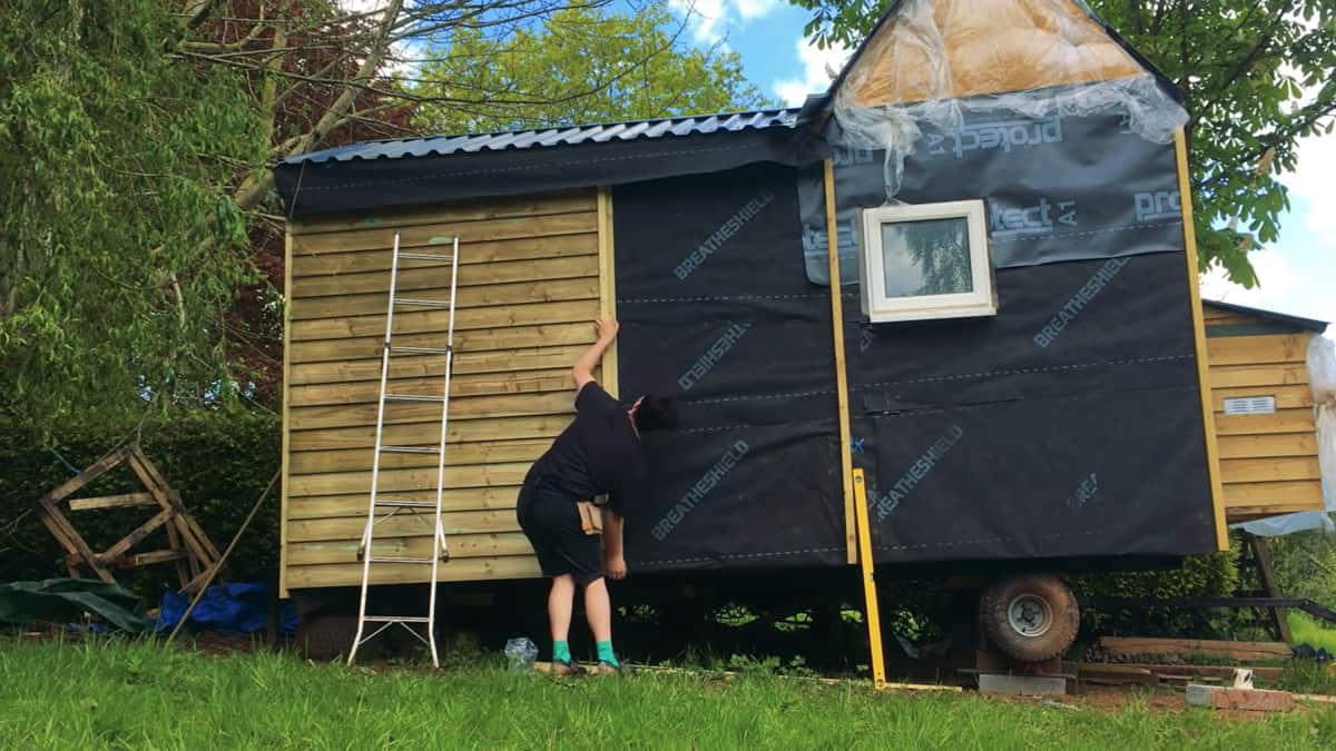 Un giovane costruisce la sua Mini-Casa con appena 7.000 sterline