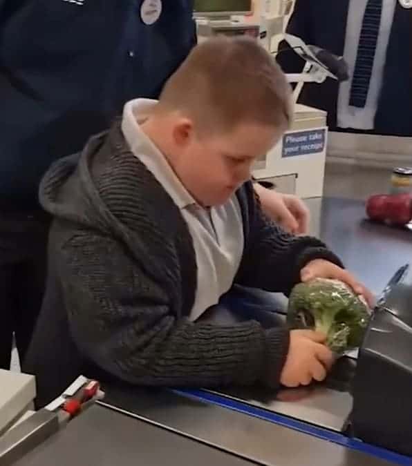 Il gentile manager della supermercato lascia che il ragazzo con la sindrome di Down realizzi il suo sogno di fare il cassiere