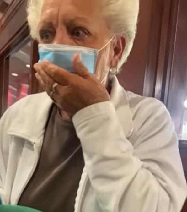 Il nonno scoppia in lacrime quando riceve una grande sorpresa