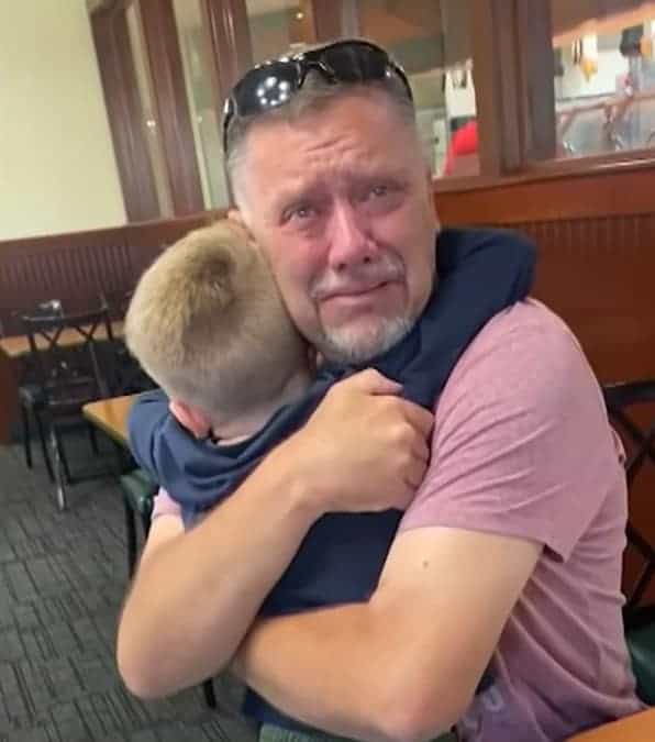 Il nonno scoppia in lacrime quando riceve una grande sorpresa