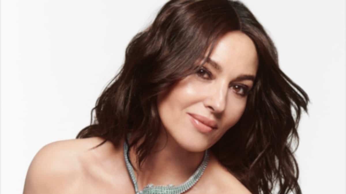 Il vento le ha sollevato l'orlo della vestito: Monica Bellucci ha mostrato per sbaglio le gambe