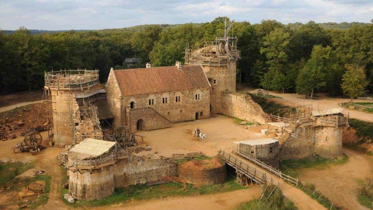 Michel Guyot è il suo castello costruito come si faceva nel Medioevo