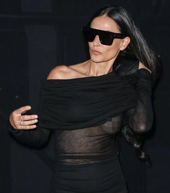 Demi Moore, 60 anni, sfida la sua età e stupisce tutti con un abito trasparente