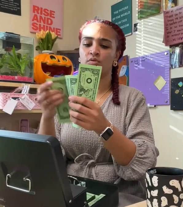 Shelby Lattimore, una maestra innovativa, adotta un approccio divertente per insegnare ai suoi alunni il valore del denaro