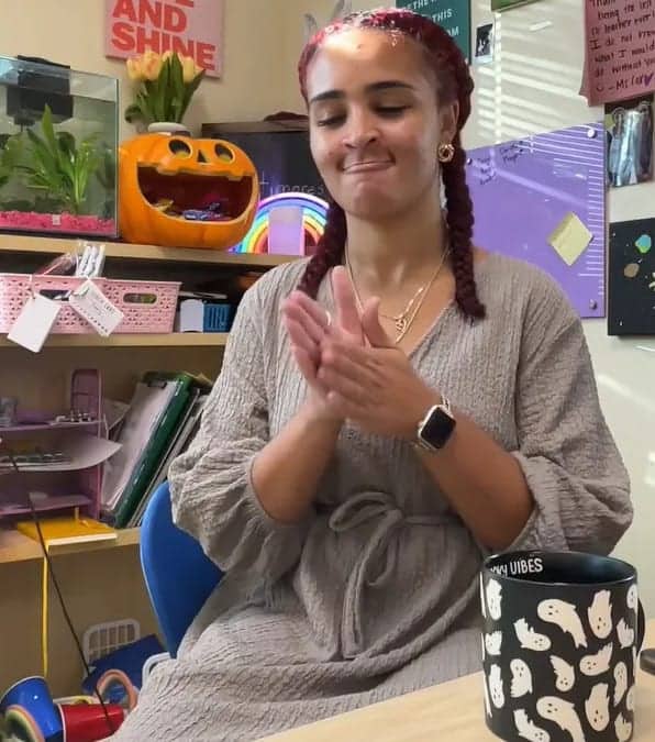 Shelby Lattimore, una maestra innovativa, adotta un approccio divertente per insegnare ai suoi alunni il valore del denaro