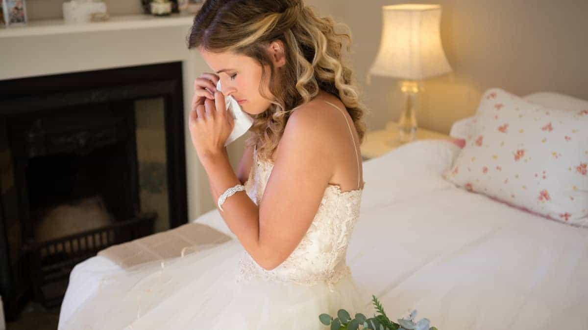 Sposa chiede i soldi agli invitati per pagare le spese del matrimonio