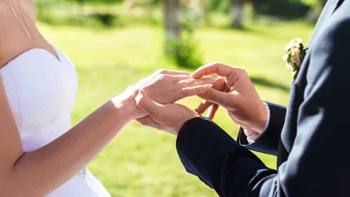Sposa chiede i soldi agli invitati per pagare le spese del matrimonio