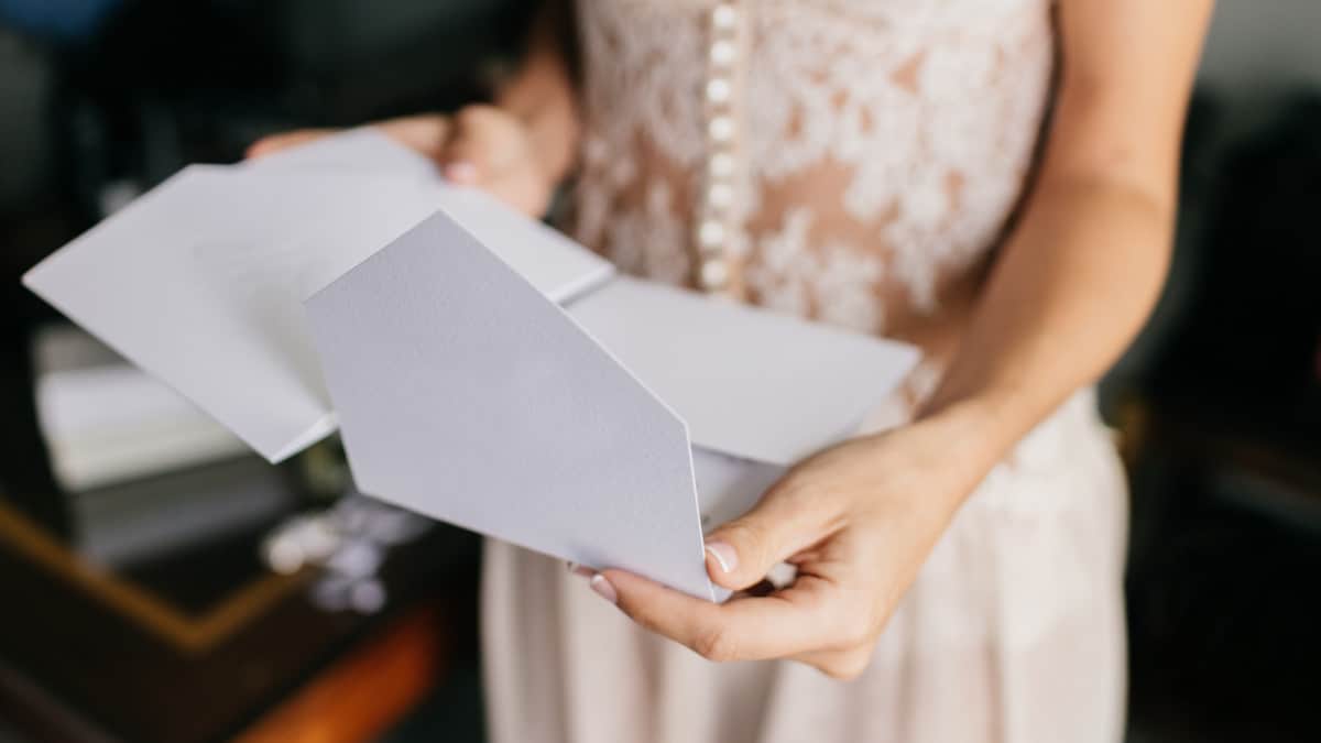 Sposa chiede i soldi agli invitati per pagare le spese del matrimonio