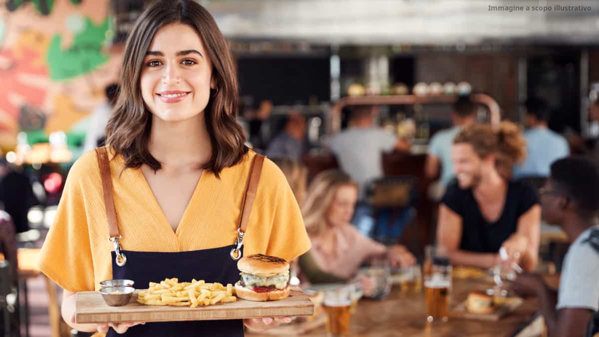 storia della cameriera che ha dato da mangiare a un senzatetto