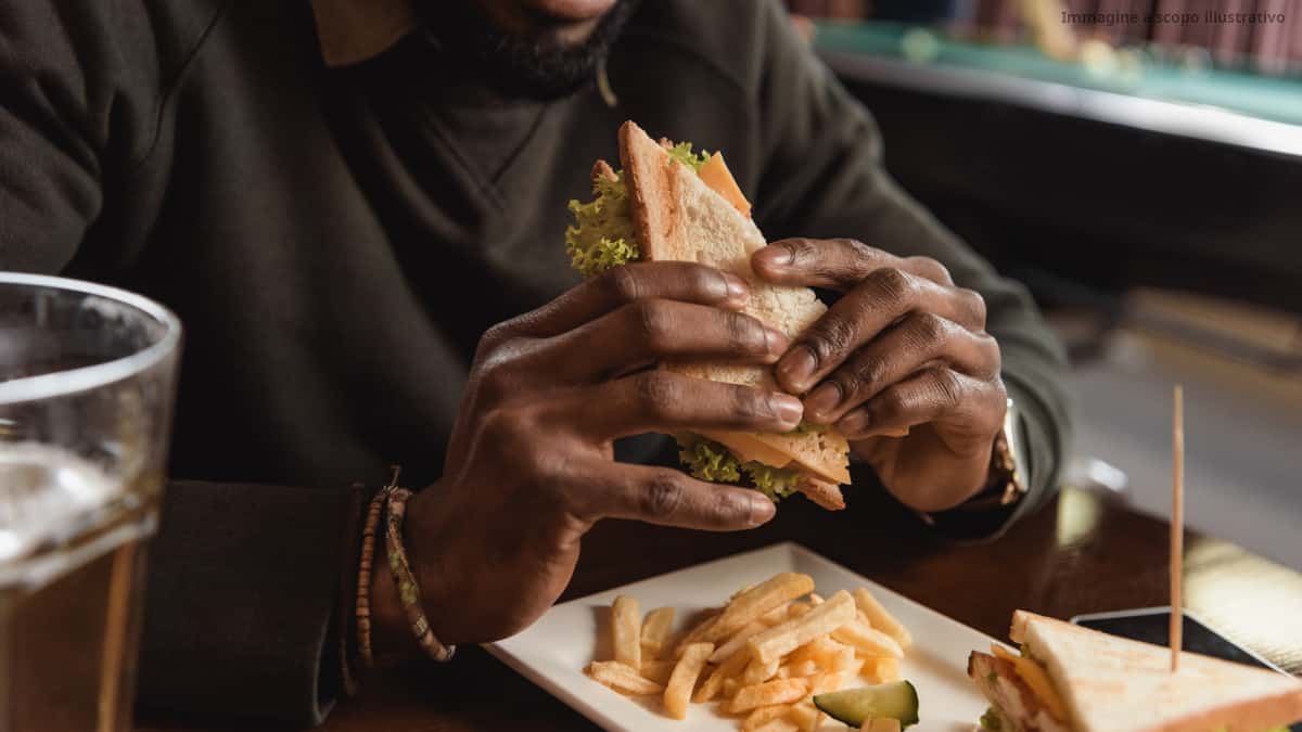 storia della cameriera che ha dato da mangiare a un senzatetto