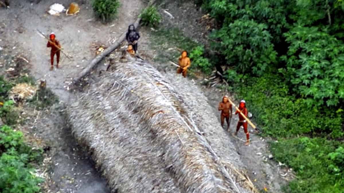 Gli indigeni immortalati da un fotografo con l'ausilio di droni