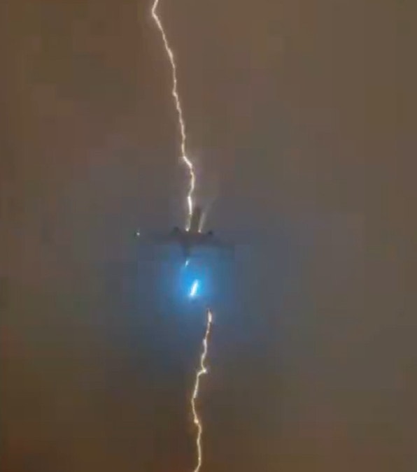 Il sorprendente video di un fulmine che colpisce un aereo in volo