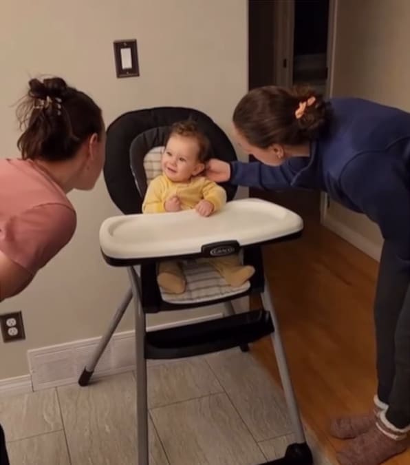 neonato incontra per la prima volta la zia gemella della mamma