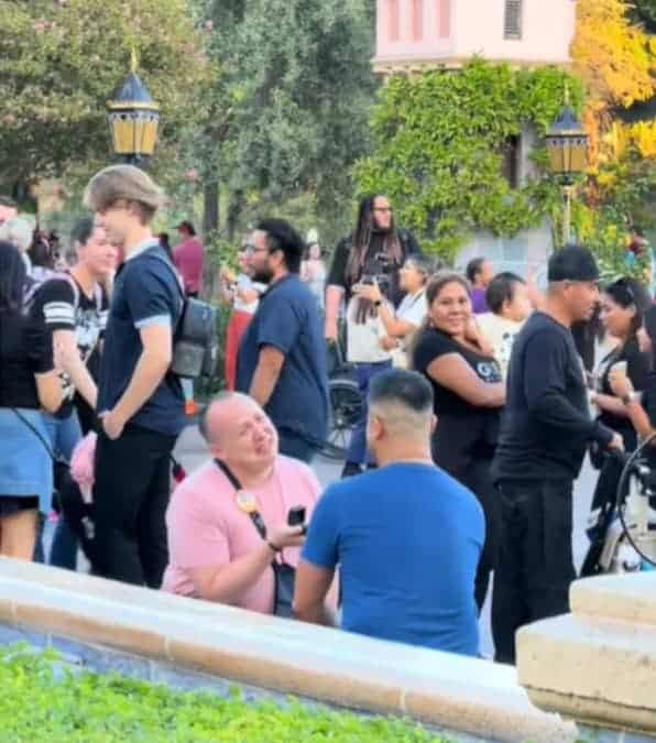 Doppia proposta di matrimonio davanti al castello a Disneyland