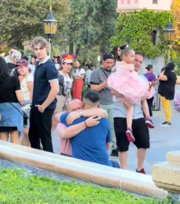 Doppia proposta di matrimonio davanti al castello a Disneyland