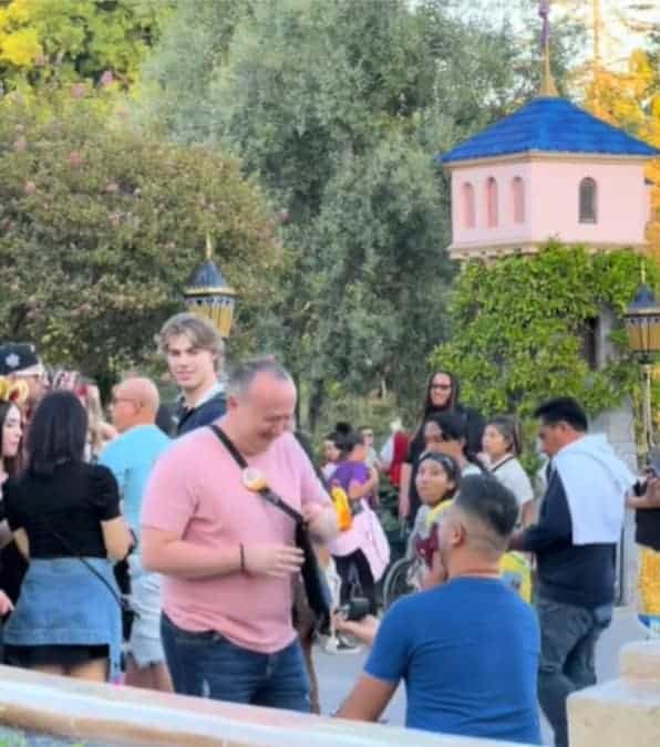 Doppia proposta di matrimonio davanti al castello a Disneyland