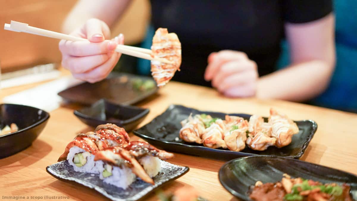 Tre ragazzi si lanciano dal terrazzo per evitare di pagare il conto al ristorante di sushi