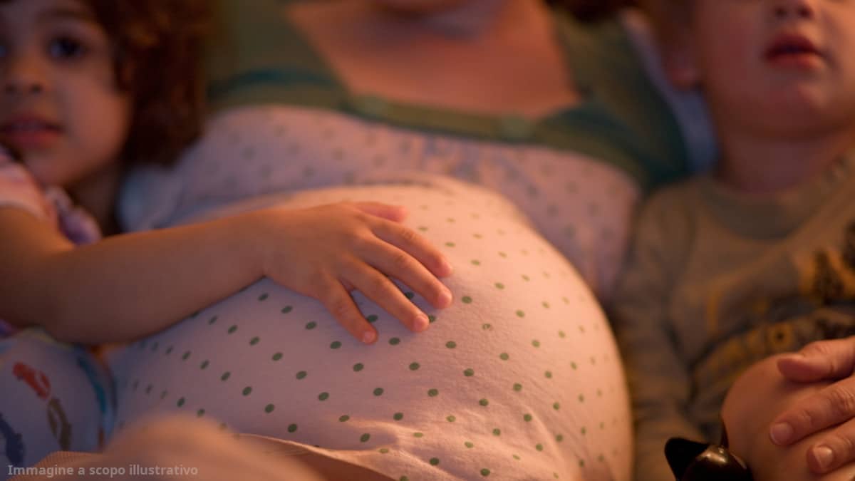 mamma caccia di casa la figlia dopo aver scoperto della sua settima gravidanza