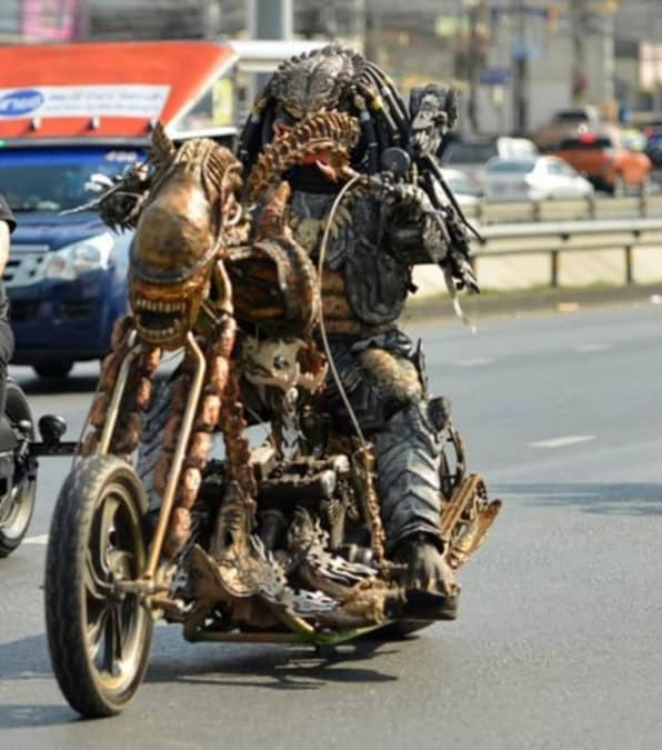 Fermato dalla polizia in costume da Predator