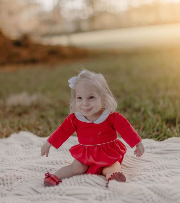Abigail Lee: La bambina 'Pollicina' che conquista i cuori con il suo sorriso